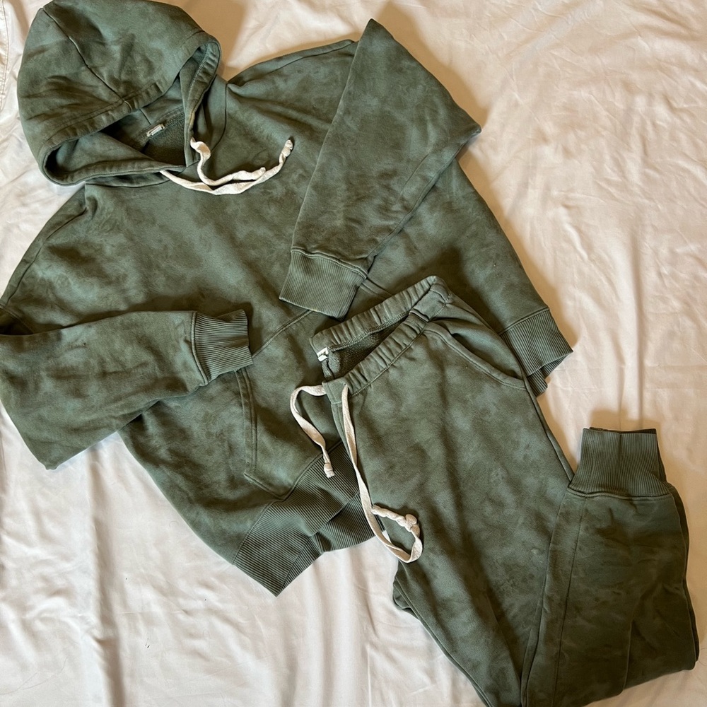 Green dyed sweat set